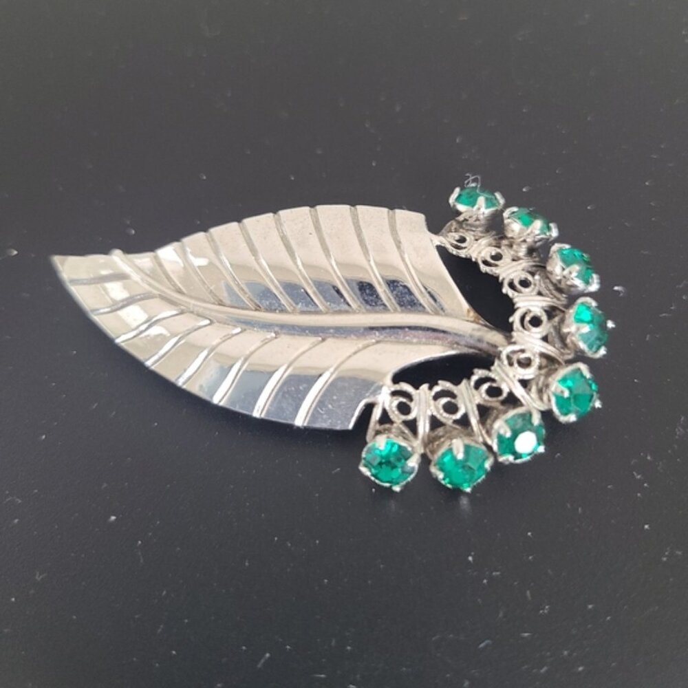 Gorgeous Vintage Retro Silver Plated RAPHAEL Emerald Green Crystal Brooch